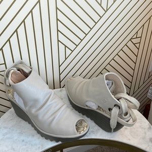 Yame Mousse Concrete brand new, never worn sandal.